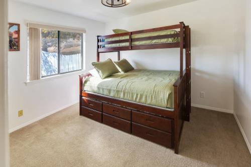 克恩维尔Kern River Retreat - Walk to River & Downtown! retreat的一间卧室配有双层床和窗户。