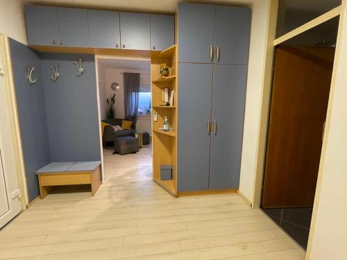 瓦拉日丁DIS apartment Varaždin的一间设有走廊、橱柜和客厅的房间
