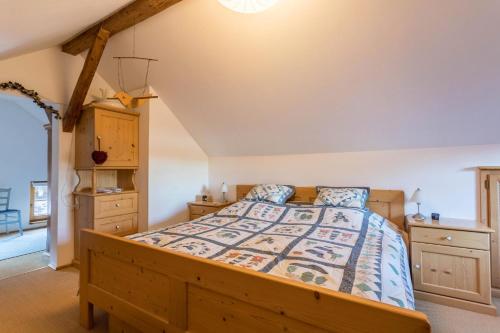 希格斯多夫Uriges Landhäuschen的一间卧室配有一张带木制床架的床