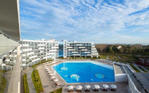 阿纳帕Movenpick Resort & SPA Anapa Miracleon的享有酒店正面景色,设有大型游泳池