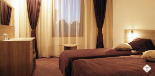 洛维奇Hotel Liani的酒店客房设有床和窗户。