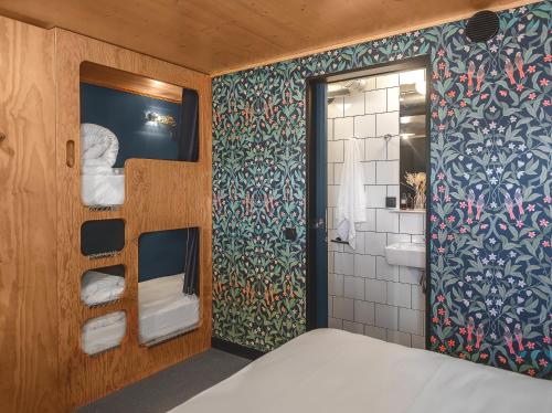 图卢兹Eklo Toulouse的小房间设有一张床和一间浴室