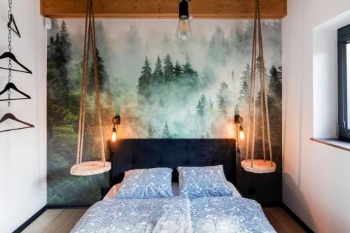 扎沃亚Osada Mosorny Groń - Zawoja的卧室配有一张床,墙上挂有绘画作品