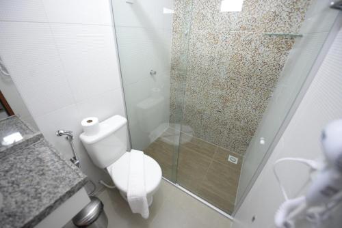 巴巴利亚Hotel Leon的一间带卫生间和玻璃淋浴间的浴室