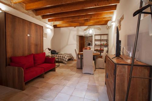萨萨里la casetta的客厅配有红色的沙发和桌子