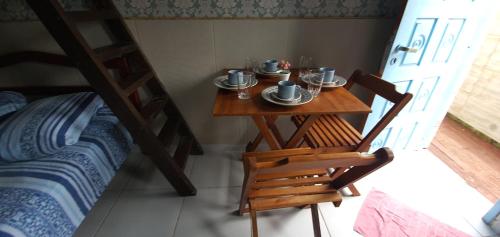 伊比拉奎拉Kitnet Barra de Ibiraquera的客房设有桌椅和双层床。