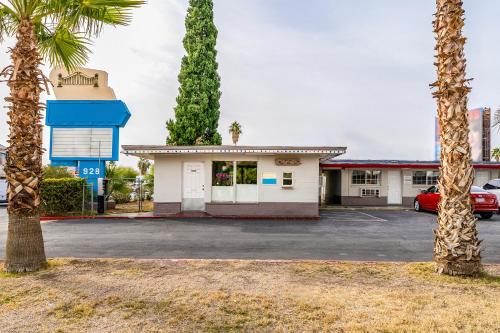 拉斯维加斯OYO Gateway Motel Las Vegas North Strip Fremont St Area的前面有一个棕榈树的加油站