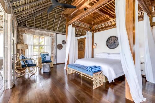 博卡斯德尔托罗Nayara Bocas del Toro的一间卧室设有一张床和木制天花板