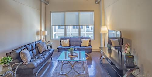 亚特兰大Midtown Fully Furnished Apartments - Great Location apts的带沙发和电视的客厅