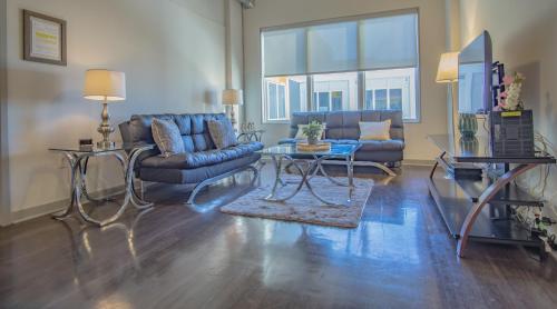 亚特兰大Midtown Fully Furnished Apartments - Great Location apts的客厅配有沙发和桌子