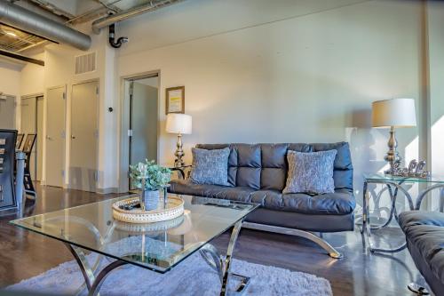 亚特兰大Midtown 1BR Fully Furnished Apartment - Great Location! apts的带沙发和玻璃桌的客厅