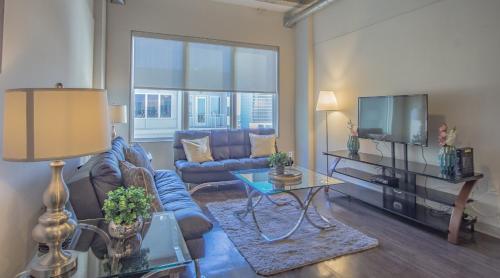 亚特兰大Midtown 1BR Fully Furnished Apartment - Great Location! apts的带沙发和电视的客厅