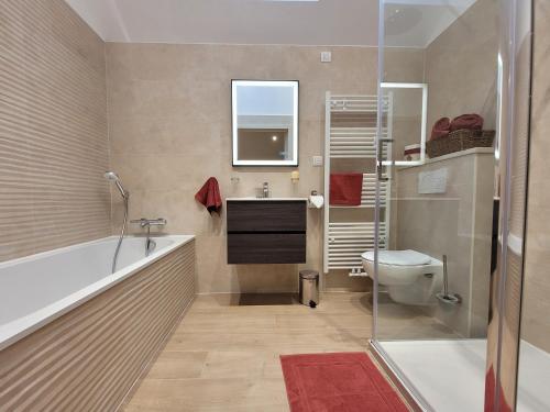 绍蒙－吉斯图Les Chanterolles的带浴缸、卫生间和盥洗盆的浴室