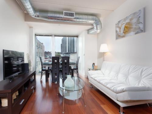 费城2BR Fully Furnished Apartment in downtown - Great location apts的客厅配有白色的沙发和桌子