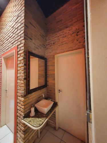 马塞约Casa Barra Nova的砖墙内带水槽的浴室