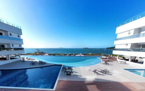 弗洛里亚诺波利斯ACQUA MARINE FLORIPA Apto com vista para o mar!的建筑物上游泳池的图像