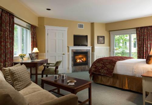 卡姆登罗德凯登酒店的酒店客房配有一张床和一个壁炉。