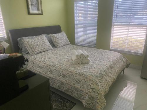 迈阿密Casa Miami 1的一间卧室配有一张带白色枕头的床
