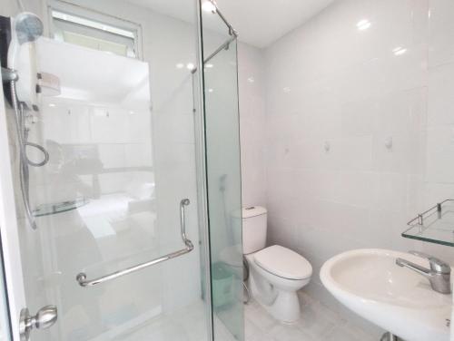 胡志明市Saigon Apartments 2的带淋浴、卫生间和盥洗盆的浴室