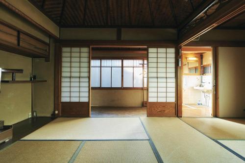 京都京都五条旅舍的一间空房间,房间里设有门和垫子