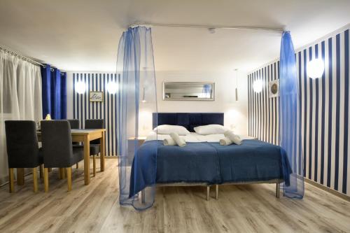 奥莱希尼察Apartament Niebieski的一间卧室配有一张蓝色的床和桌椅