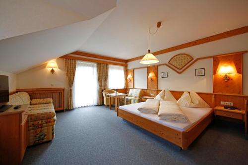斯拉德明Bankwirt的酒店客房配有一张床铺和一张桌子。