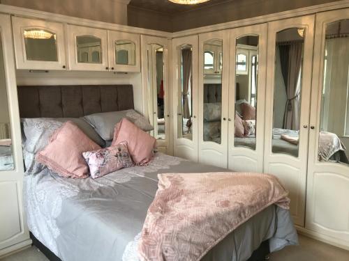 南安普敦Citretum Angulus的一间卧室配有带粉红色枕头的床