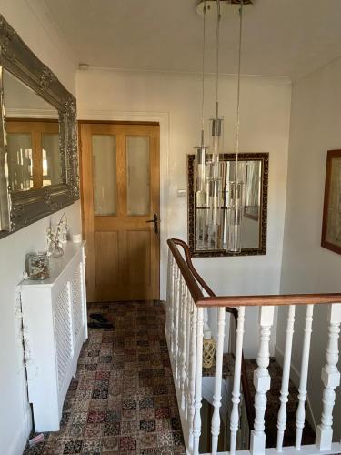 南安普敦Citretum Angulus的客房设有带桌子和镜子的楼梯