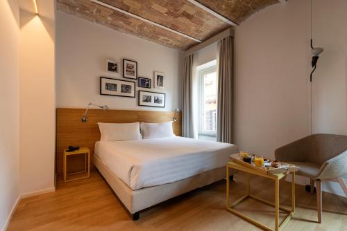 罗马科罗纳里宫住宿加早餐旅馆的卧室配有床、椅子和窗户。