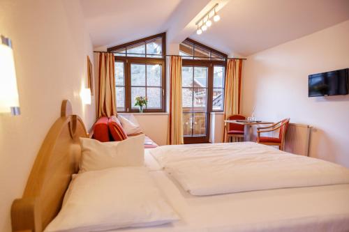 大格洛克纳山道旁富施Feriendorf Ponyhof的酒店客房设有床和窗户。