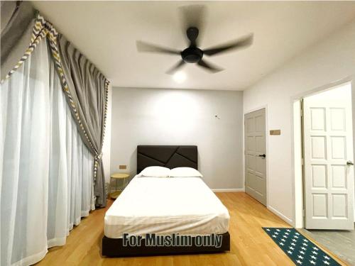 麻坡Alexis Villa的一间卧室配有一张床和吊扇