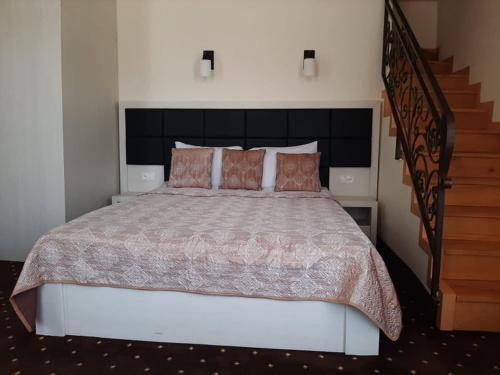 杰尔穆克杰尔穆克维罗纳度假酒店的一间带大床和楼梯的卧室
