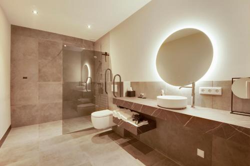 MilheezeOp dn Kreijtenberg的一间带卫生间、水槽和镜子的浴室