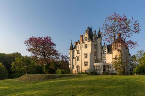努瓦扬德图尔涅Domaine de Brou的前面草地上的一座古老城堡