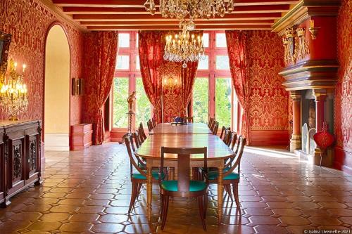 努瓦扬德图尔涅Domaine de Brou的一间带木桌和椅子的用餐室
