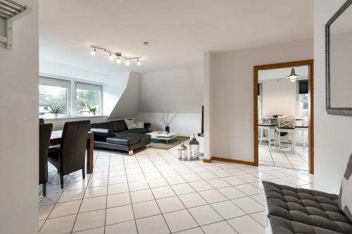 汉堡阿卡迪亚之家汉堡机场公寓的客厅配有沙发和桌子
