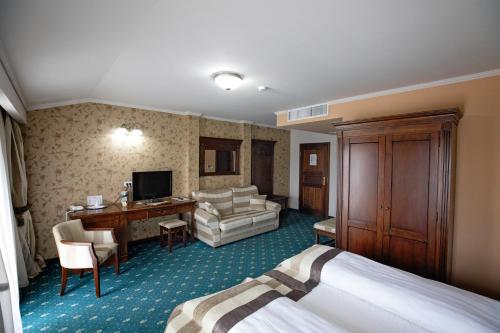 蒂米什瓦拉Pensiunea Nora Prestige的酒店客房设有床和客厅。