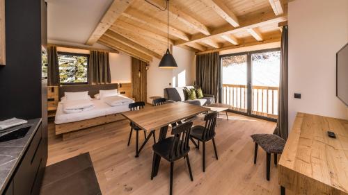 塞斯托Im Wiesengrund Apartments的客厅配有木桌和床。