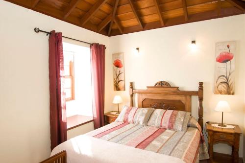 丰卡连特德拉帕尔马Casa La Time的一间卧室设有一张床和一个窗口