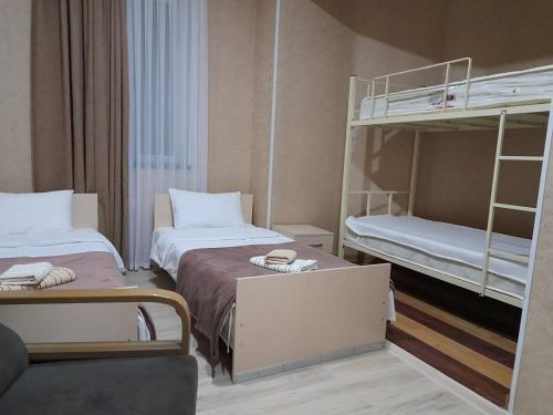库塔伊西AnSeZa的客房设有两张床和一张双层床。