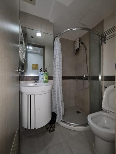 马尼拉Solemare Parksuites Condominium - Condo R Us的一间带水槽、淋浴和卫生间的浴室