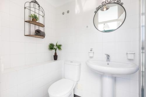 里斯本Stunning and Spacious Lofts just by Graça and Alfama的白色的浴室设有卫生间和水槽。