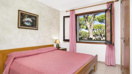 巴古尔Arc H-1 - Pals的卧室配有粉红色的床和窗户。