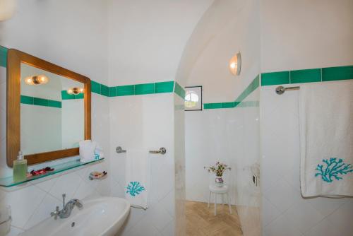 斯特龙博利Stromboli Suite Apartment with Terrace Volcano & Sea view的一间带水槽和淋浴的浴室
