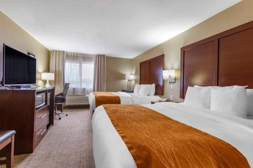 德明戴明康福特茵套房酒店的酒店客房设有两张床和一台平面电视。