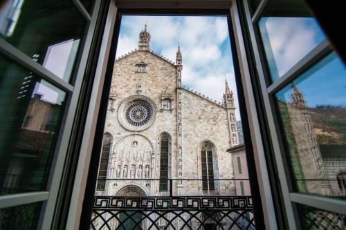 科莫Aurum - Como Luxury Suites的从窗户可欣赏到教堂的景色