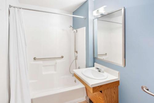 布朗斯维尔WoodSpring Suites Brownsville的一间带水槽和淋浴的浴室