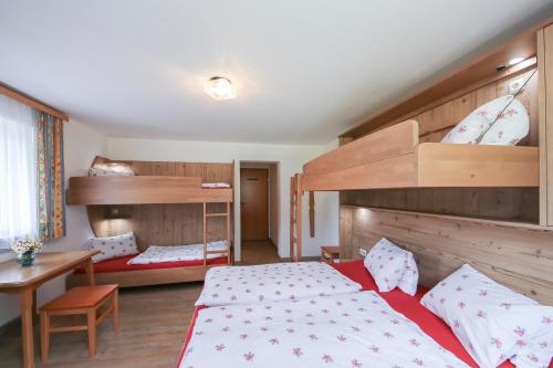 Apartment Hinterbrandthof客房内的一张或多张双层床