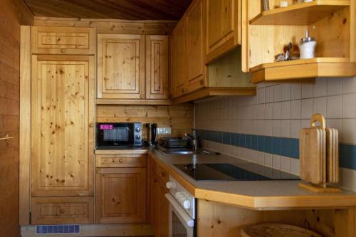 翁特陶埃恩Wallackhaus hütte的厨房配有木制橱柜和台面