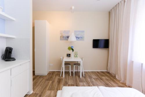 纽伦堡NEU: Zentral gelegene, stilvoll eingerichtete Zimmer mit eigener Teeküche的客房内的小白色桌子和椅子